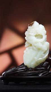 新疆和田玉籽料!玉雕大师亲工作品.钟馗纳福