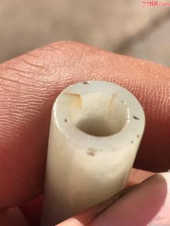老和田玉烟嘴,脖上有道石棉线不是硬伤裂,底有细沁纹线,整体还不错,品